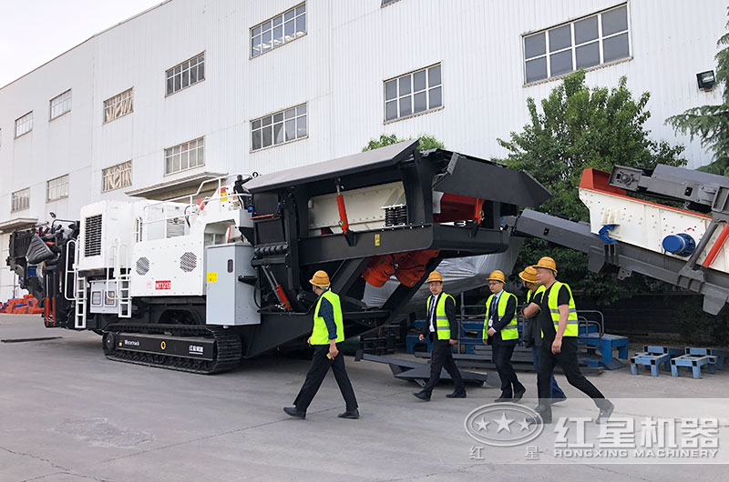 廣東清遠(yuǎn)用戶來(lái)廠參觀移動(dòng)破碎機(jī)